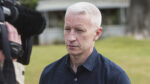 La couverture sur place de l'ouragan Milton par Anderson Cooper lui explose au visage (littéralement)