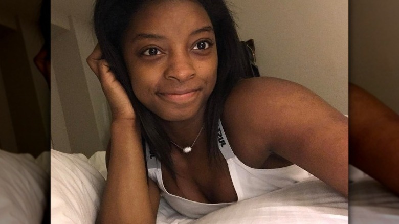 Simone Biles prend un selfie