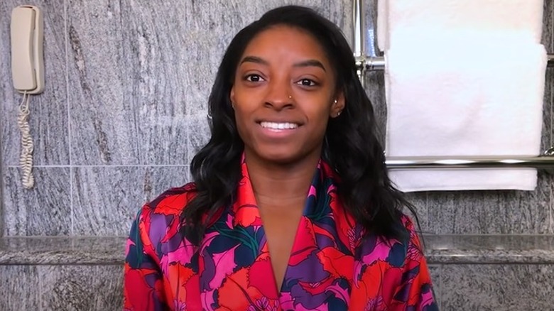 Simone Biles fait un tuto maquillage