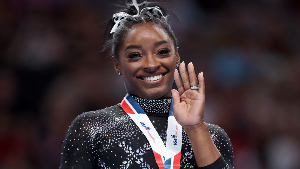 Simone Biles a l'air si différente sans maquillage