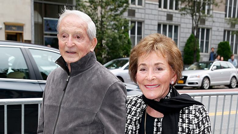 Judy et Jerry Sheindlin marchant