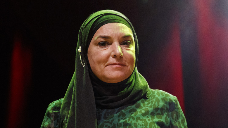 Sinead O'Connor porte un hijab vert