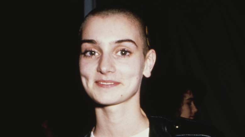 Sinead O'Connor crâne rasé souriant