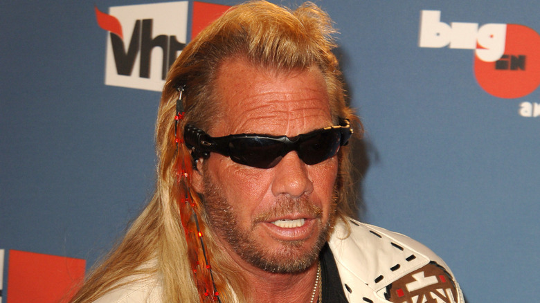 Duane Chapman posant pour les caméras