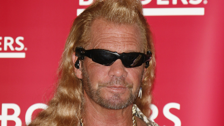 Duane Chapman posant pour les caméras