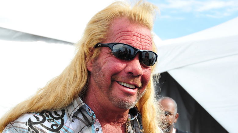 Duane Chapman posant pour les caméras