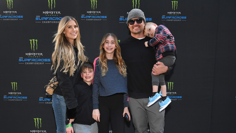 Christina Hall, Josh Hall et ses trois enfants souriants