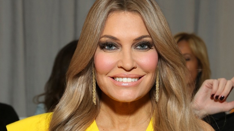 Kimberly Guilfoyle aux cheveux blonds