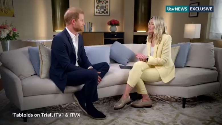 Le prince Harry interviewé sur un canapé