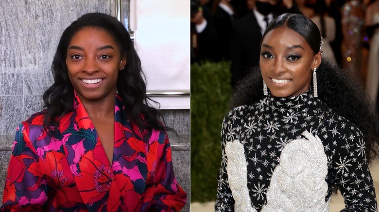 Simone Biles portant une robe à imprimé fleuri et des boucles d'oreilles argentées