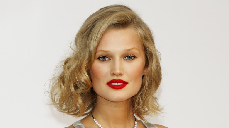 Toni Garrn pose avec du rouge à lèvres