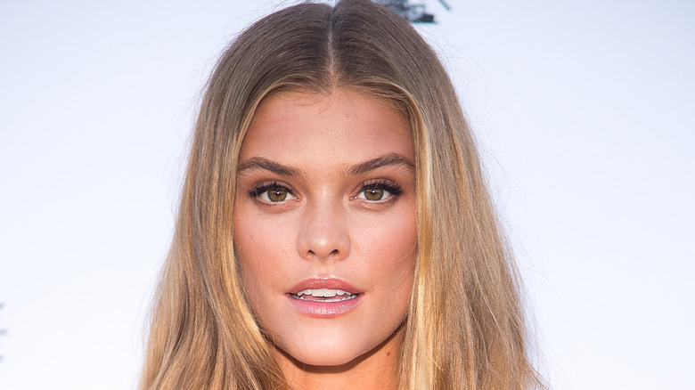 Nina Agdal pose les lèvres entrouvertes