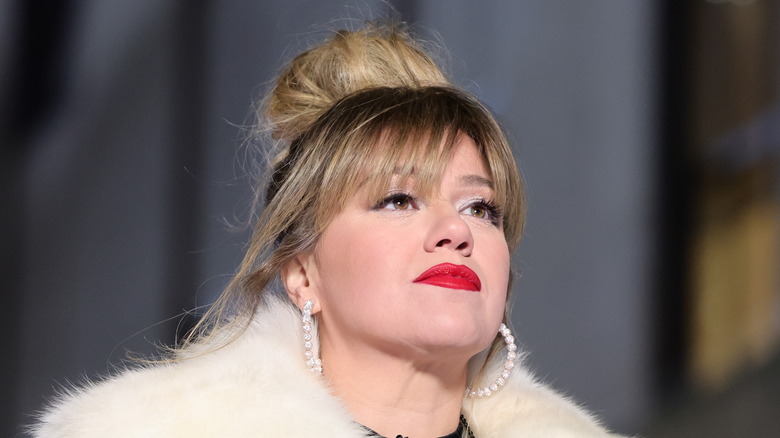 Kelly Clarkson ne sourit pas 