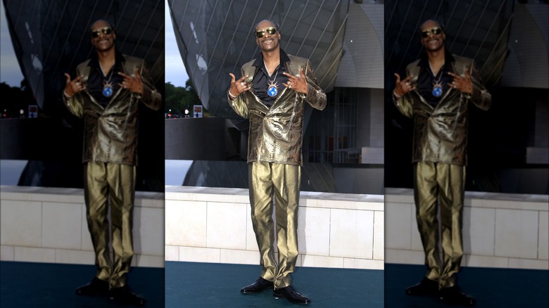 Snoop Dogg en costume doré