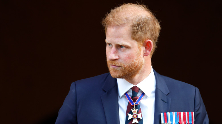 Le prince Harry porte une médaille 