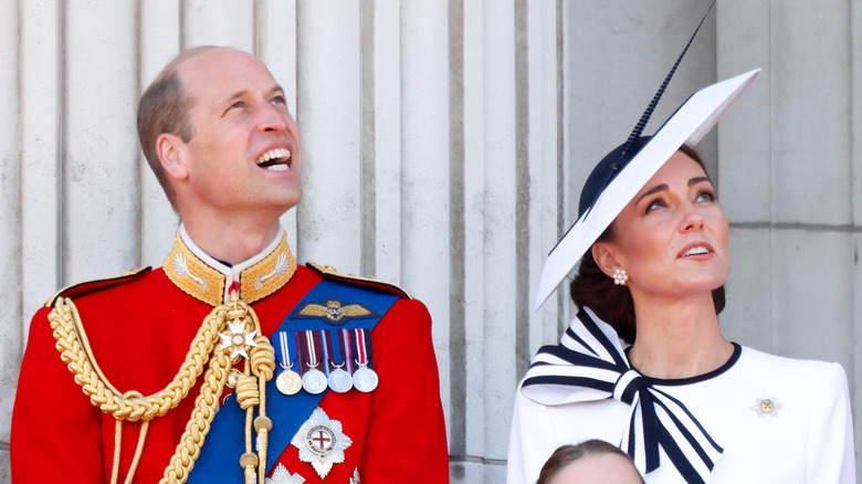 Le prince William et Kate Middleton levant les yeux