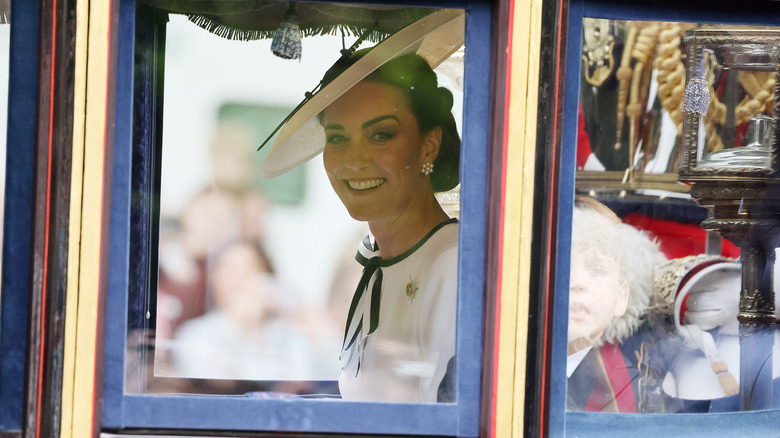 Kate Middleton porte un chapeau