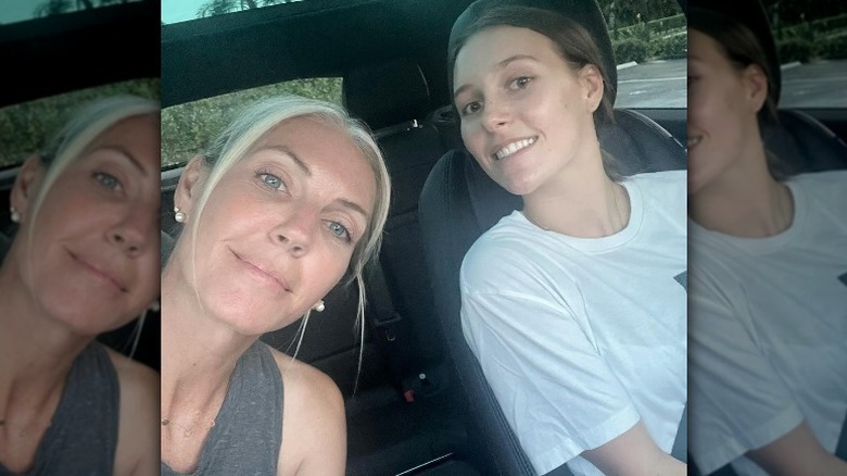 Sarah Baeumler dans une voiture avec sa fille