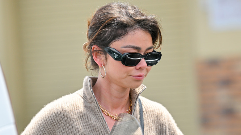 Sarah Hyland porte des lunettes de soleil en marchant