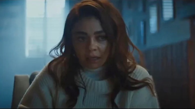 Sarah Hyland portant un pull blanc dans la publicité de Taco Bell