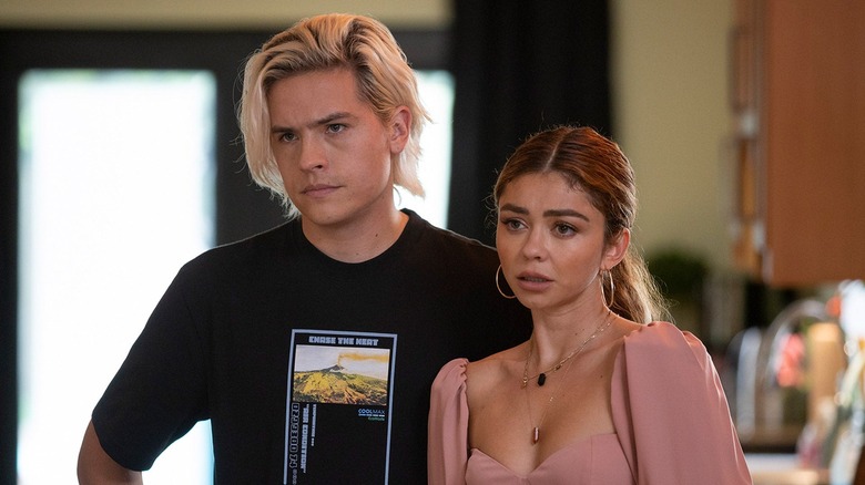 Sarah Hyland et Dylan Sprouse debout ensemble