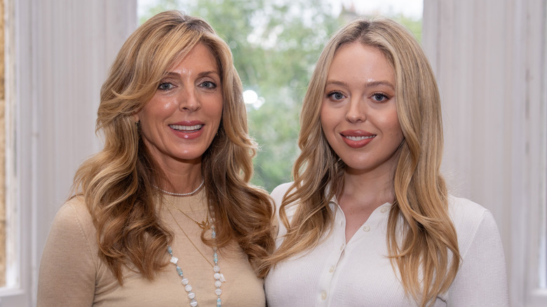 Tiffany Trump et Marla Maples souriantes