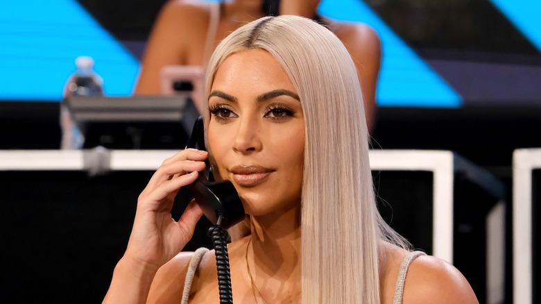 Kim Kardashian au téléphone