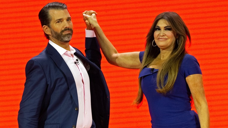 Kimberly Guilfoyle et Donald Trump Jr. se tenant la main