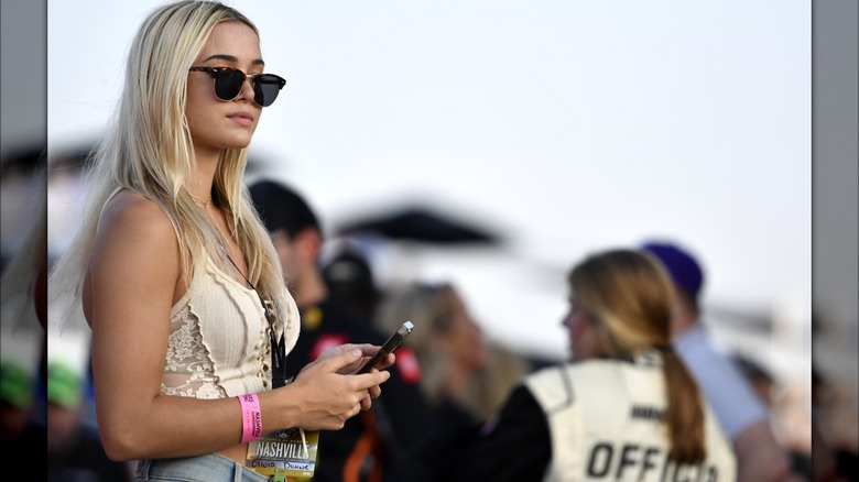 Olivia Dunne participe à un événement NASCAR