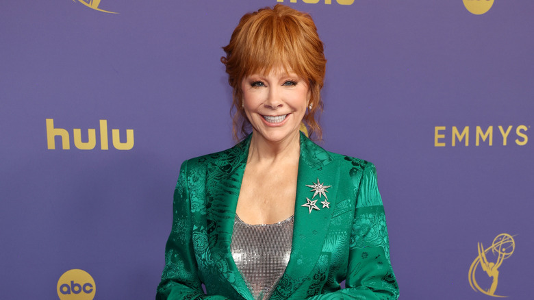 Reba McEntire porte un costume vert