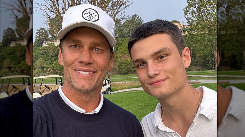 Tom Brady pose avec son fils Jack sur un terrain de golf