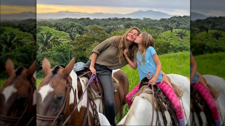 Vivian et Gisele Bündchen montent à cheval ensemble