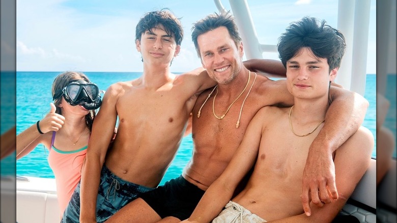 Tom Brady avec ses enfants Vivian, Ben et Jack sur un bateau