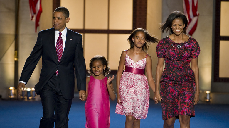 La famille Obama marchant ensemble