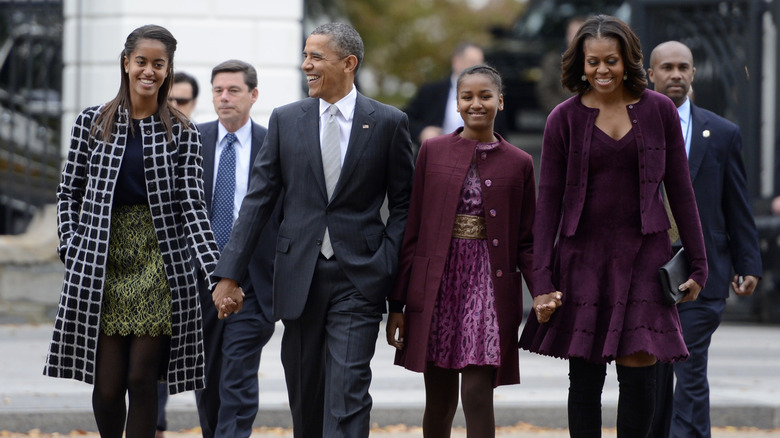 La famille Obama marchant ensemble