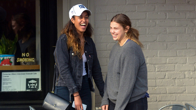 Malia Obama souriant avec un ami