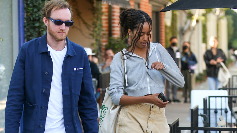 Malia Obama marchant avec un ami