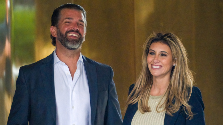 Donald Trump Jr. Alina Habba souriante