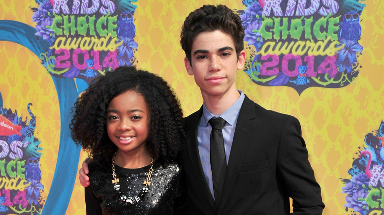 Skai Jackson et Cameron Boyce posant ensemble sur un tapis rouge