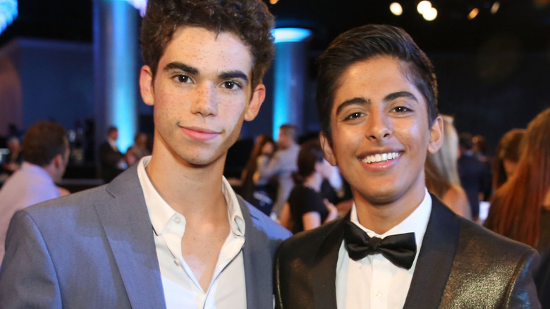 Cameron Boyce et Karan Brar souriant ensemble