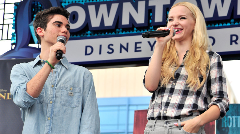 Cameron Boyce et Dove Cameron s'exprimant sur scène