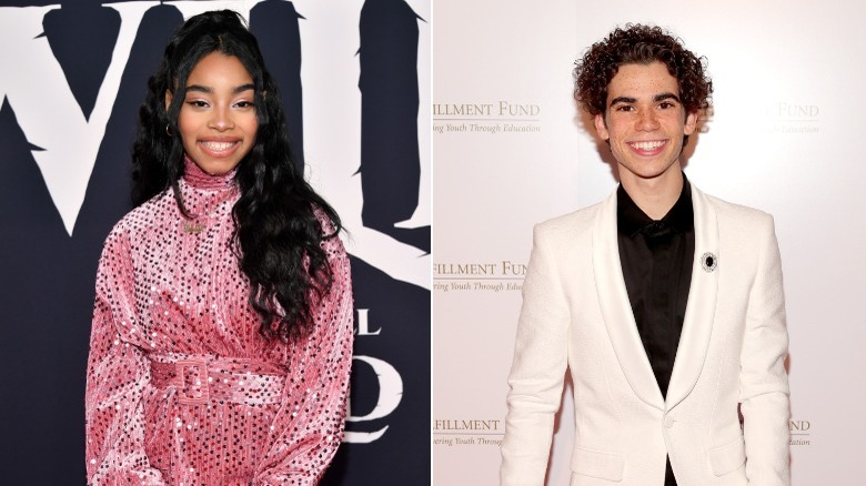 Jadah Marie souriant sur le tapis rouge et Cameron Boyce souriant sur le tapis rouge