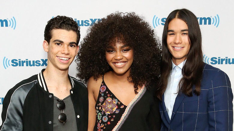 Cameron Boyce, China Anne McClain et Booboo Stewart posant sur un tapis rouge