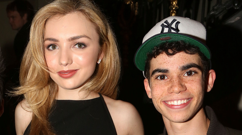 Peyton List et Cameron Boyce souriant ensemble