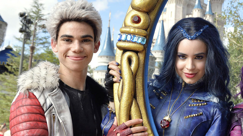 Cameron Boyce dans le rôle de Carlos et Sofia Carson dans le rôle d'Evie souriant ensemble dans le personnage