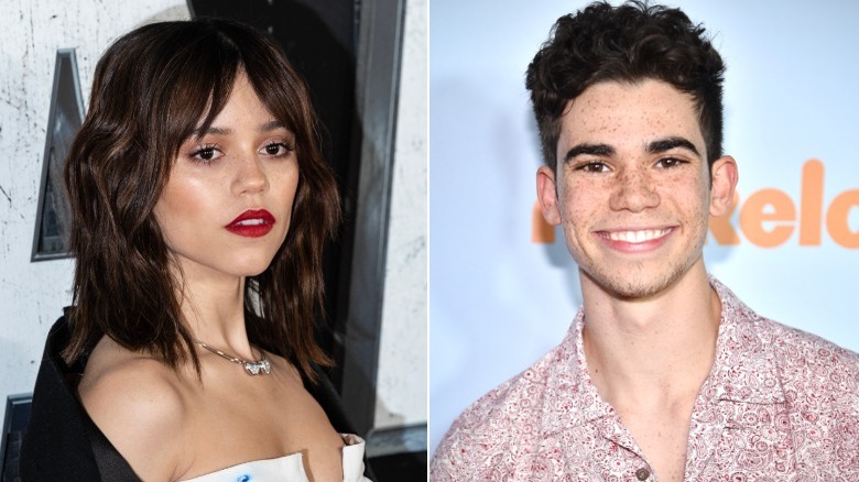 Jenna Ortega posant sur le tapis rouge et Cameron Boyce souriant sur les tapis rouges