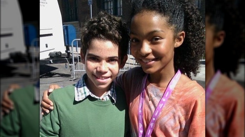 Yara Shahidi et Cameron Boyce souriant ensemble lorsqu'ils étaient enfants