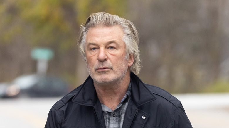 Alec Baldwin veste noire cheveux longs