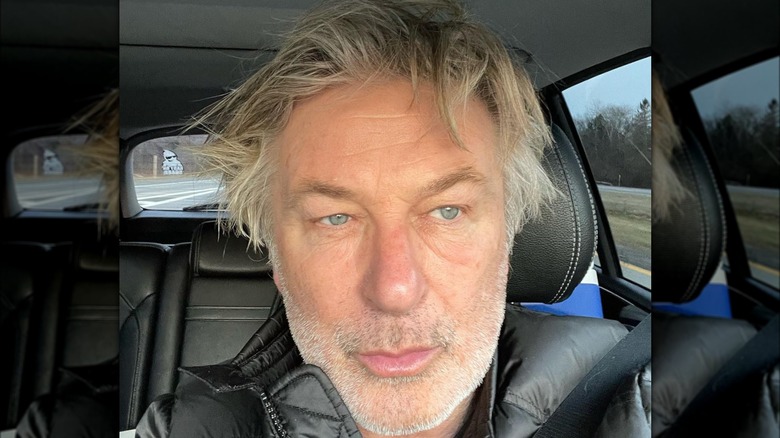 Alec Baldwin, cheveux en désordre, selfie en voiture