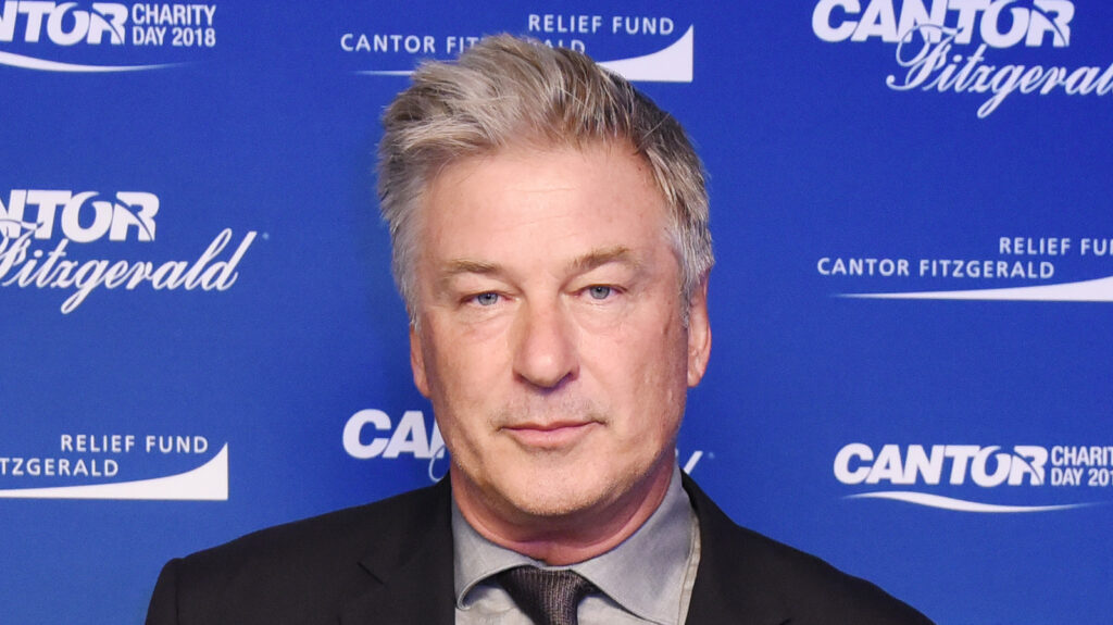 Des photos prouvent brutalement que l'âge d'Alec Baldwin est rattrapé par ses cheveux dans la soixantaine